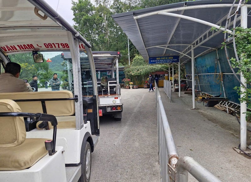 Many electric cars have been waiting for passengers for a long time, but still no passengers have gone to Huong Tich Pagoda.