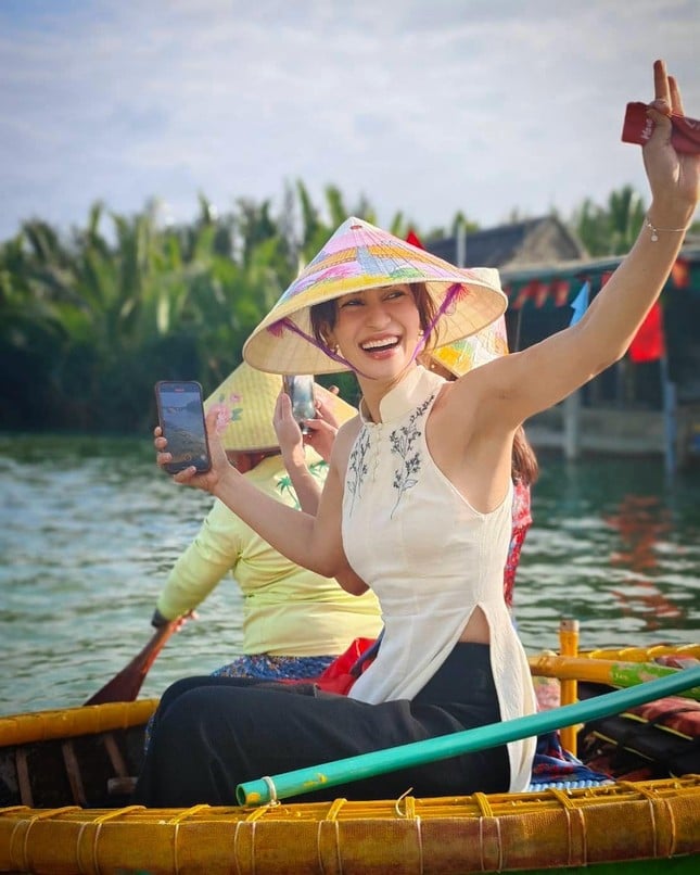 La princesa del entretenimiento tailandés llega a Hoi An