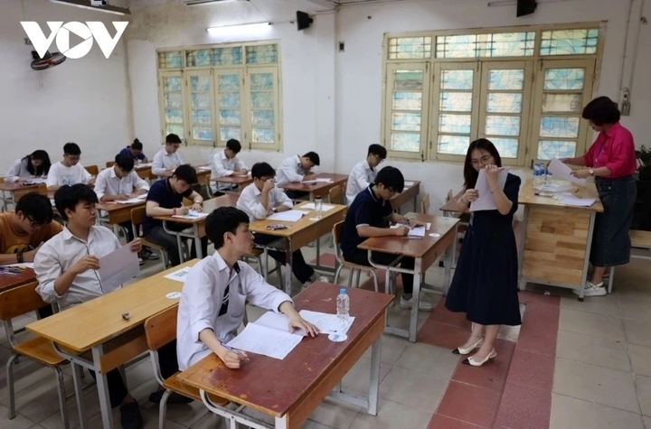 학교들은 최종학년 학생들을 위한 무료 과외 문제를 해결하는 데 어려움을 겪고 있습니다 - 1