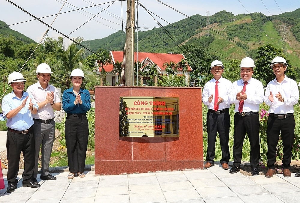 The honored project has a plaque to welcome the Vu Oai Commune Party Congress and Party Congresses at all levels for the 2025-2030 term.