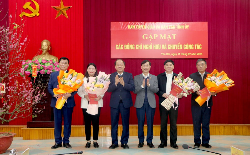 Yen Bai Provincial Party Committee's Propaganda and Mass Mobilization Department meets with retired and transferred comrades