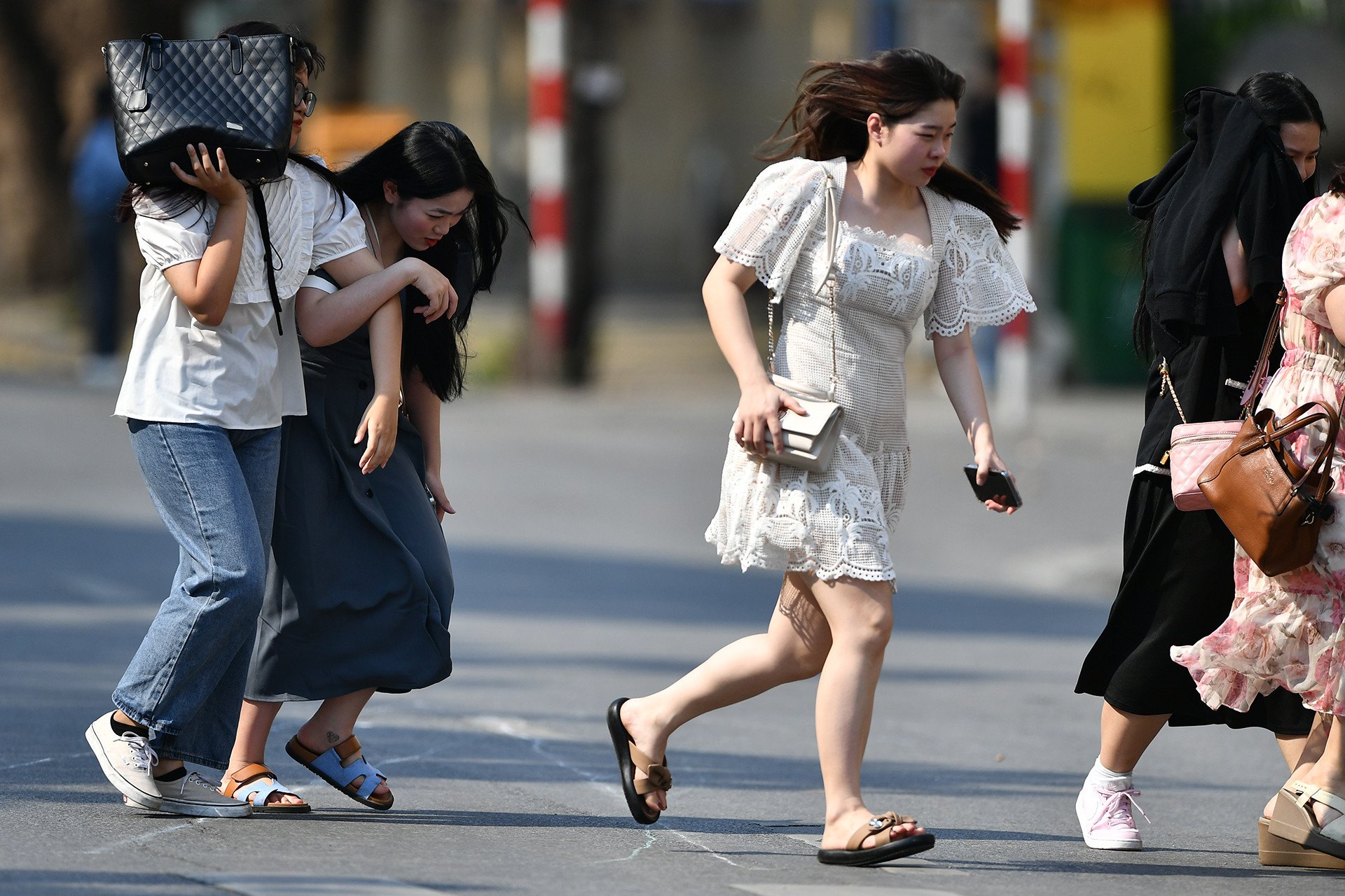 Scene of escaping the 40 degree heat on Hoan Kiem Lake walking street on the first day of the holiday