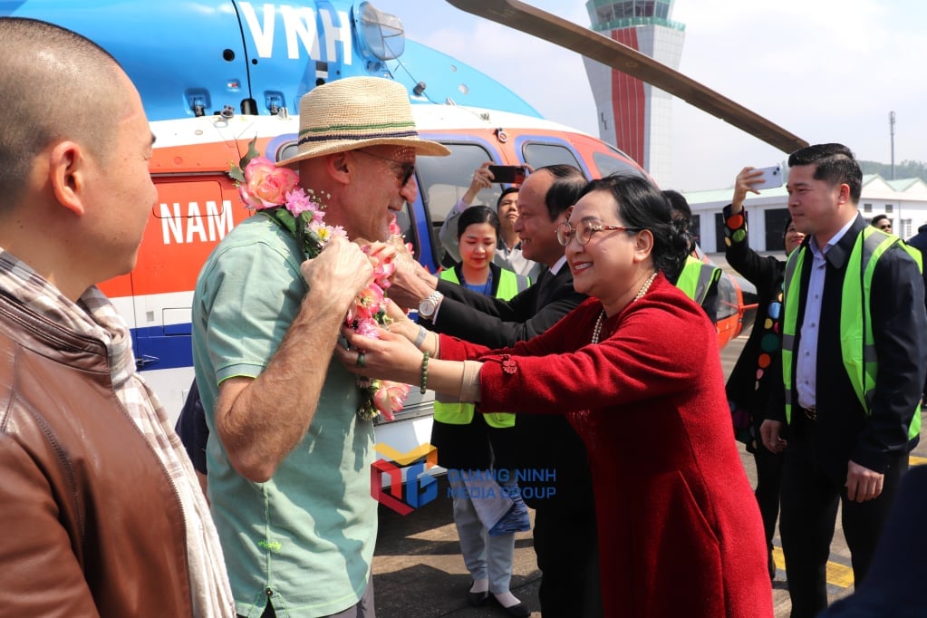 Director of Tourism Department Nguyen Huyen Anh presented flowers to the group of guests.