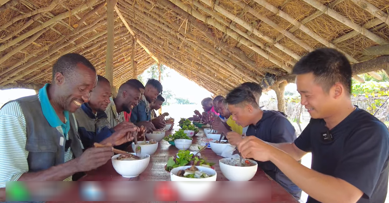 El jefe de una aldea de África, que probó por primera vez una sopa de fideos con cerdo al estilo vietnamita, dijo algo emotivo