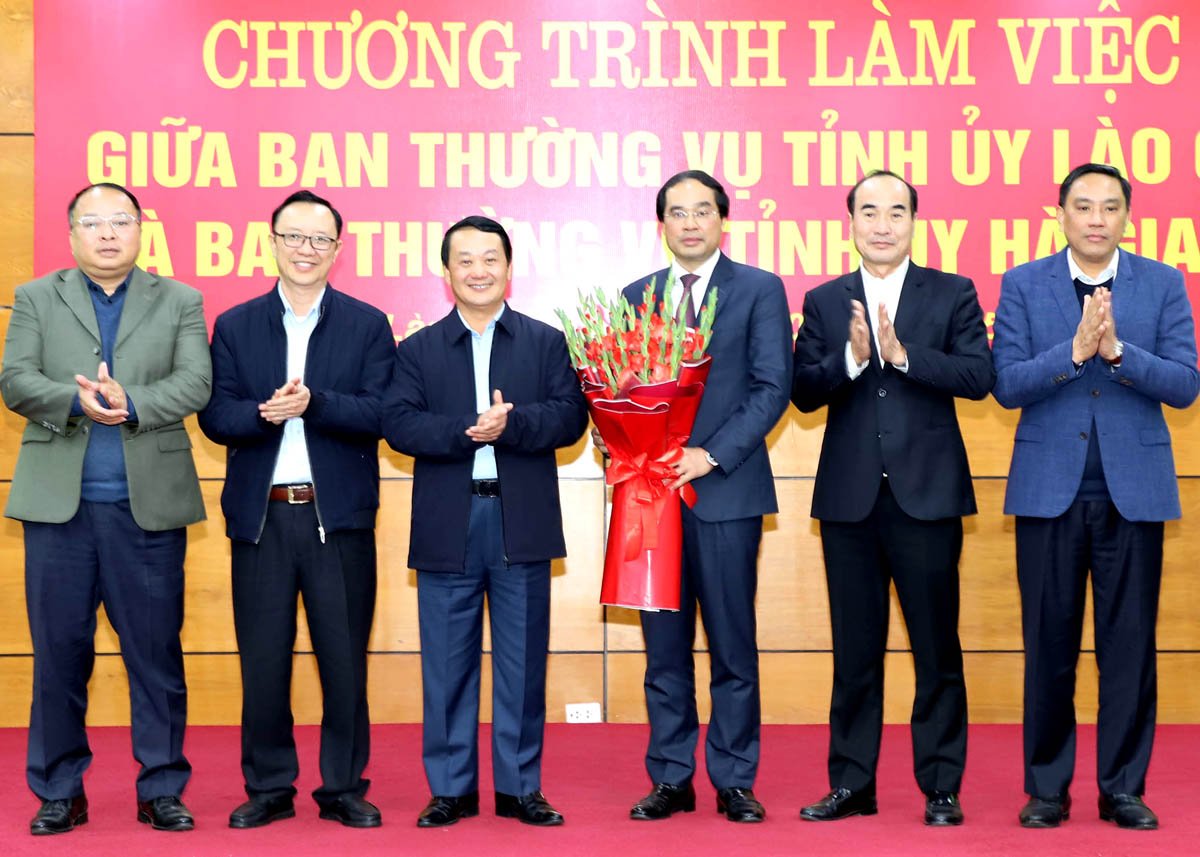 Le Comité permanent du Comité provincial du Parti a offert des fleurs au Comité permanent du Comité provincial du Parti de Lao Cai.