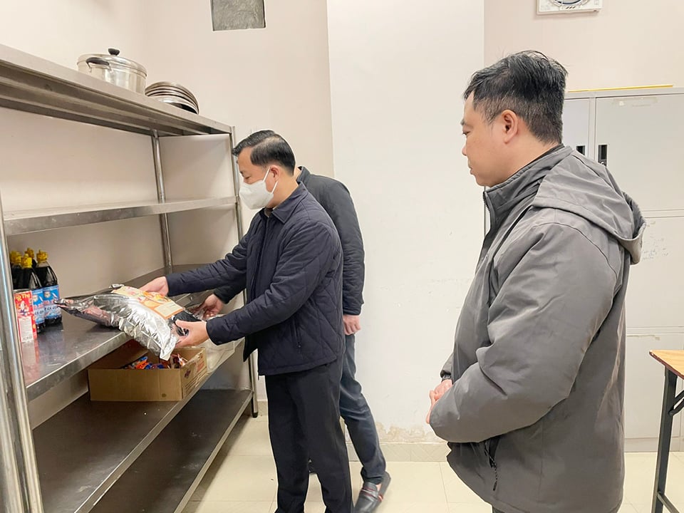 Head of Hanoi Food Safety Department Dang Thanh Phong inspects the warehouse containing raw materials at La Thanh Guest House.