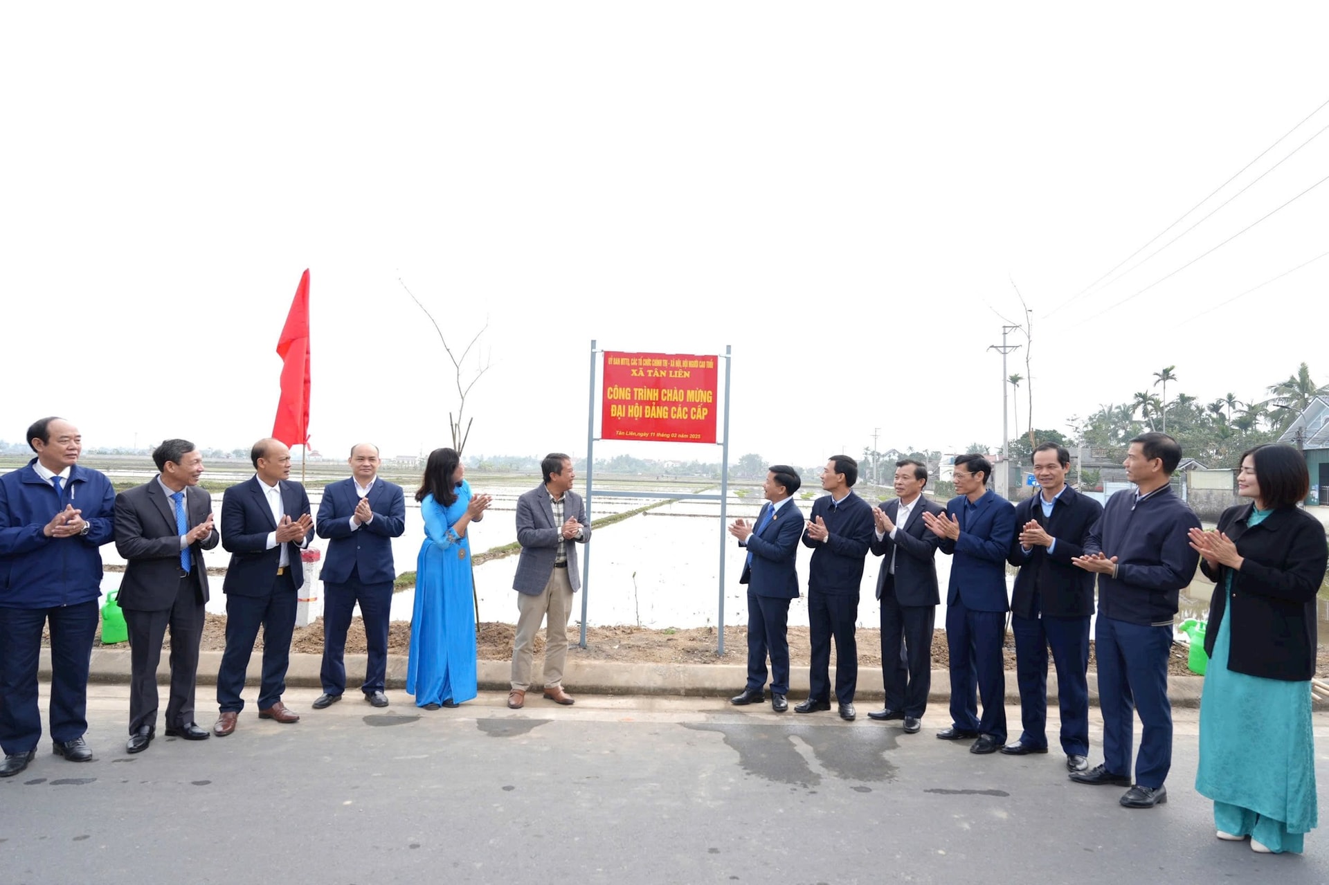 Los líderes del distrito de Vinh Bao cortaron la cinta para inaugurar el camino verde arbolado en la aldea de Co Dang, comuna de Tan Lien, un proyecto para dar la bienvenida a los Congresos del Partido en todos los niveles.