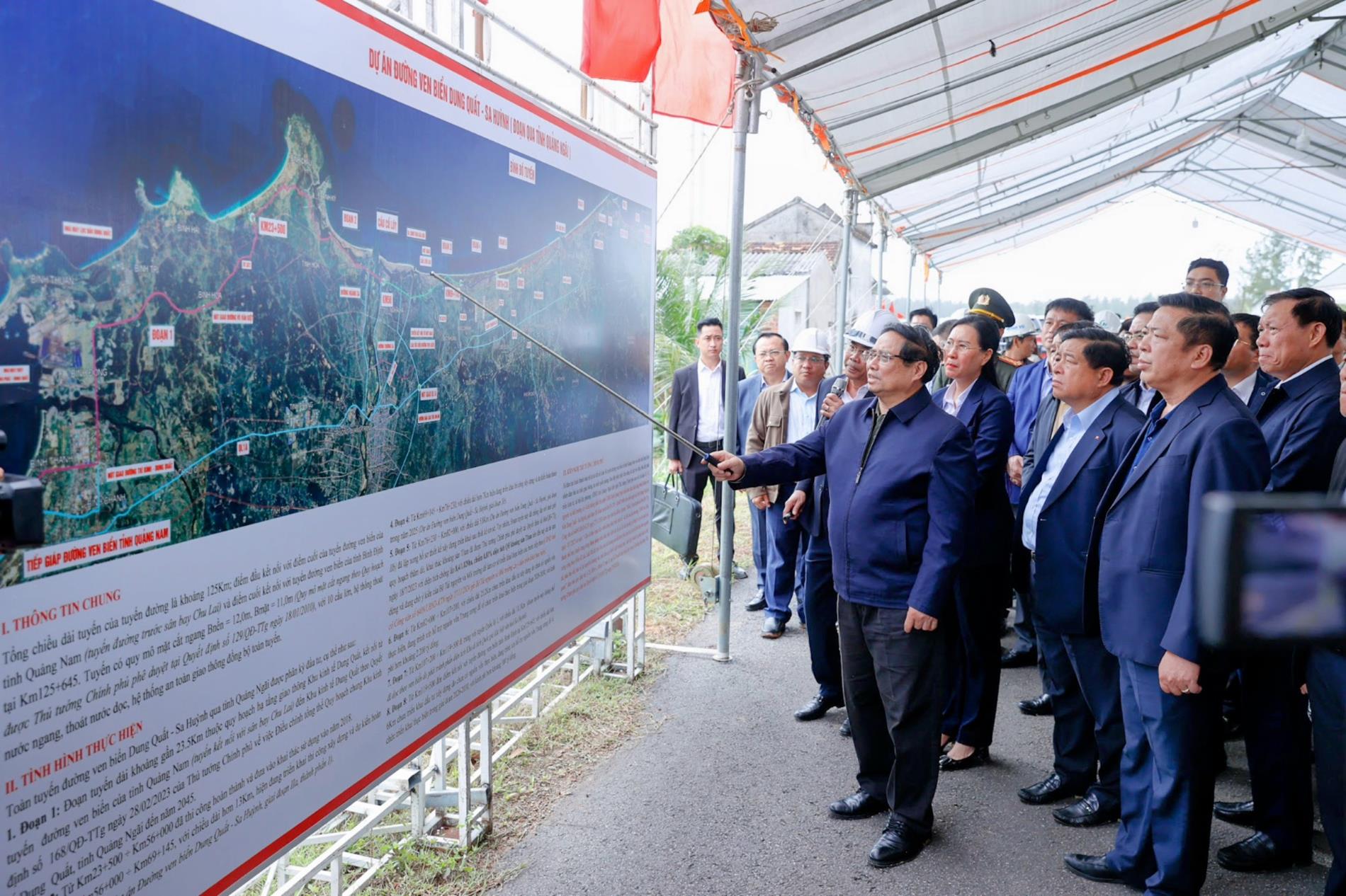 Bộ trưởng Nguyễn Chí Dũng tham gia đoàn công tác của Thủ tướng Chính phủ khảo sát hai dự án đường bộ quan trọng tại tỉnh Quảng Ngãi