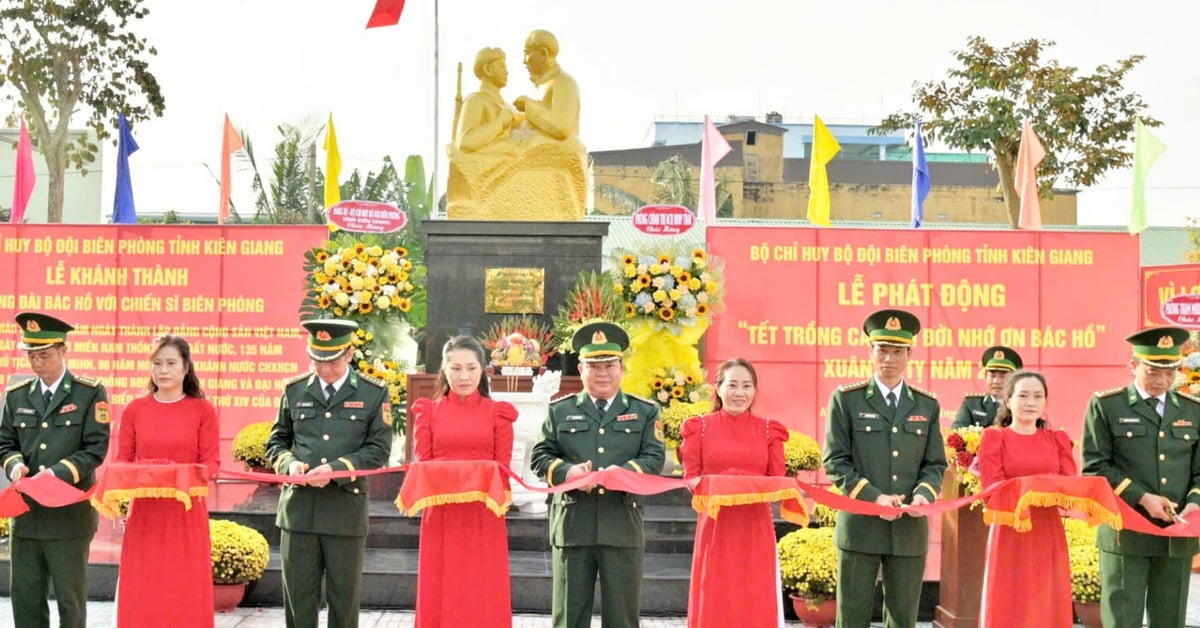 국경 경비대와 함께 호 삼촌 동상 제막식