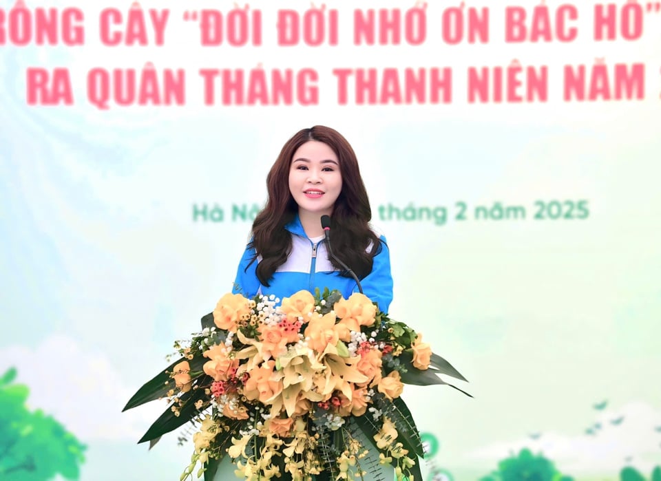 Secretary of Hanoi Youth Union Chu Hong Minh speaks at the ceremony