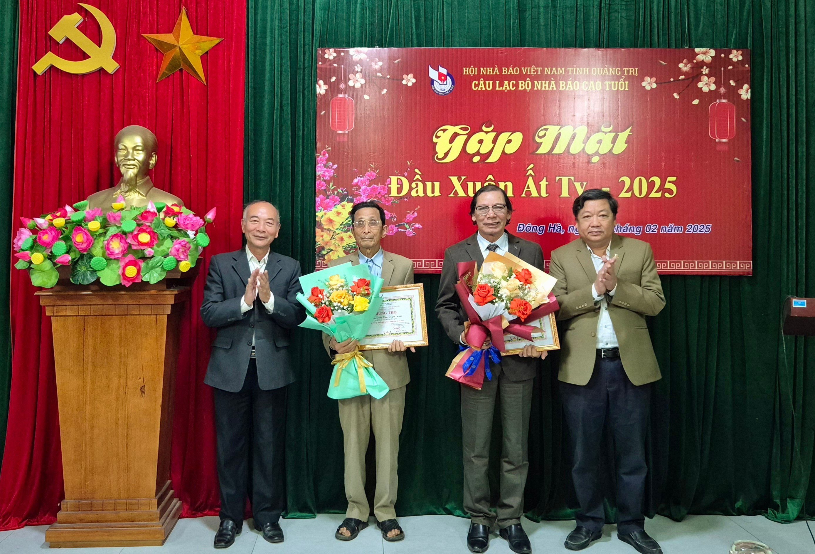 Quang Tri Province Senior Journalists Club meets at the beginning of the year of the Snake