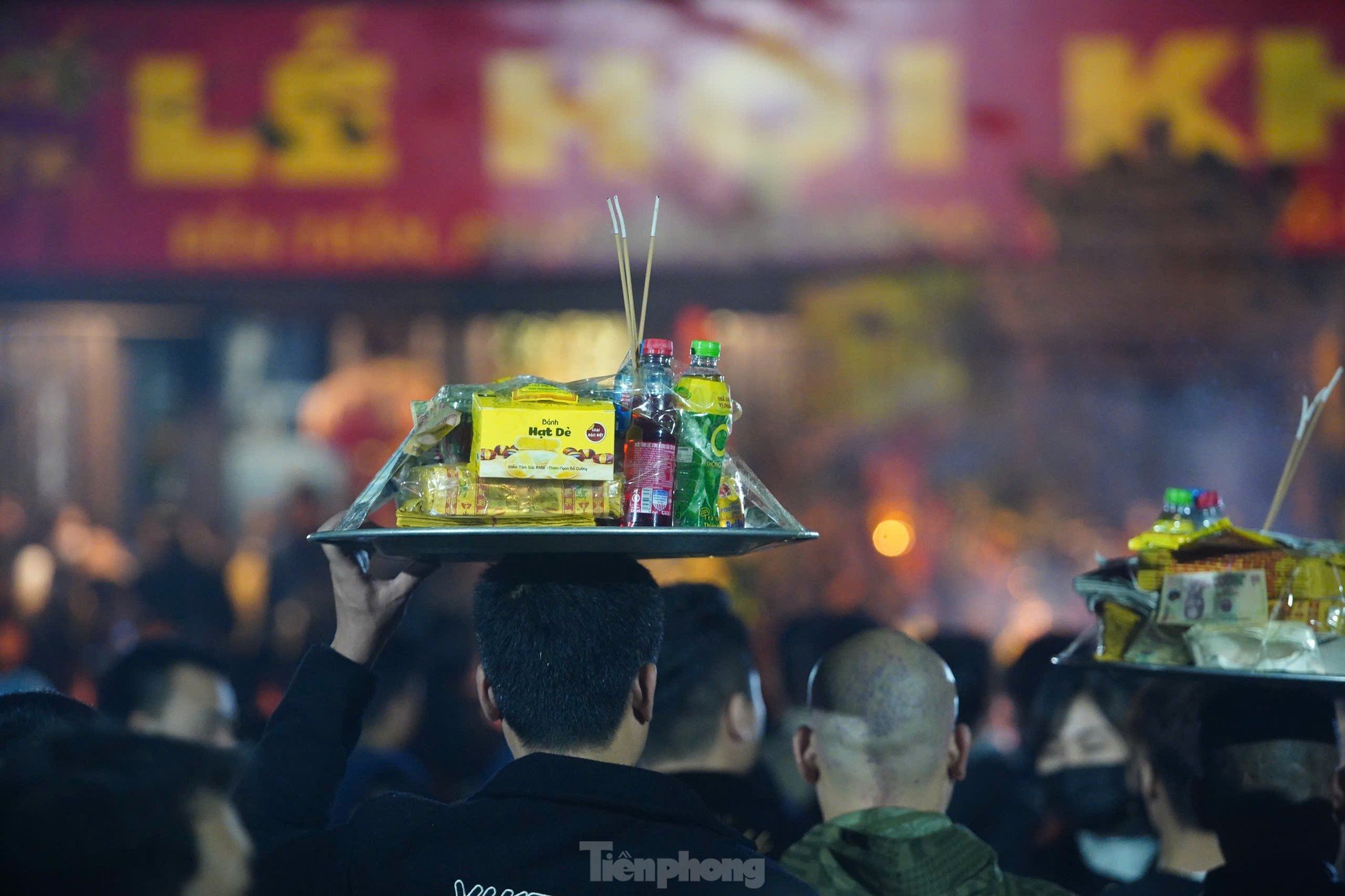 Scene of people climbing over fences, pushing and rushing into Tran Temple after the opening ceremony photo 6