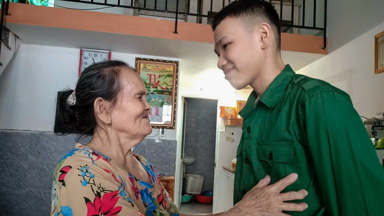 Un día antes del alistamiento de las gemelas de 18 años en Da Nang foto 9