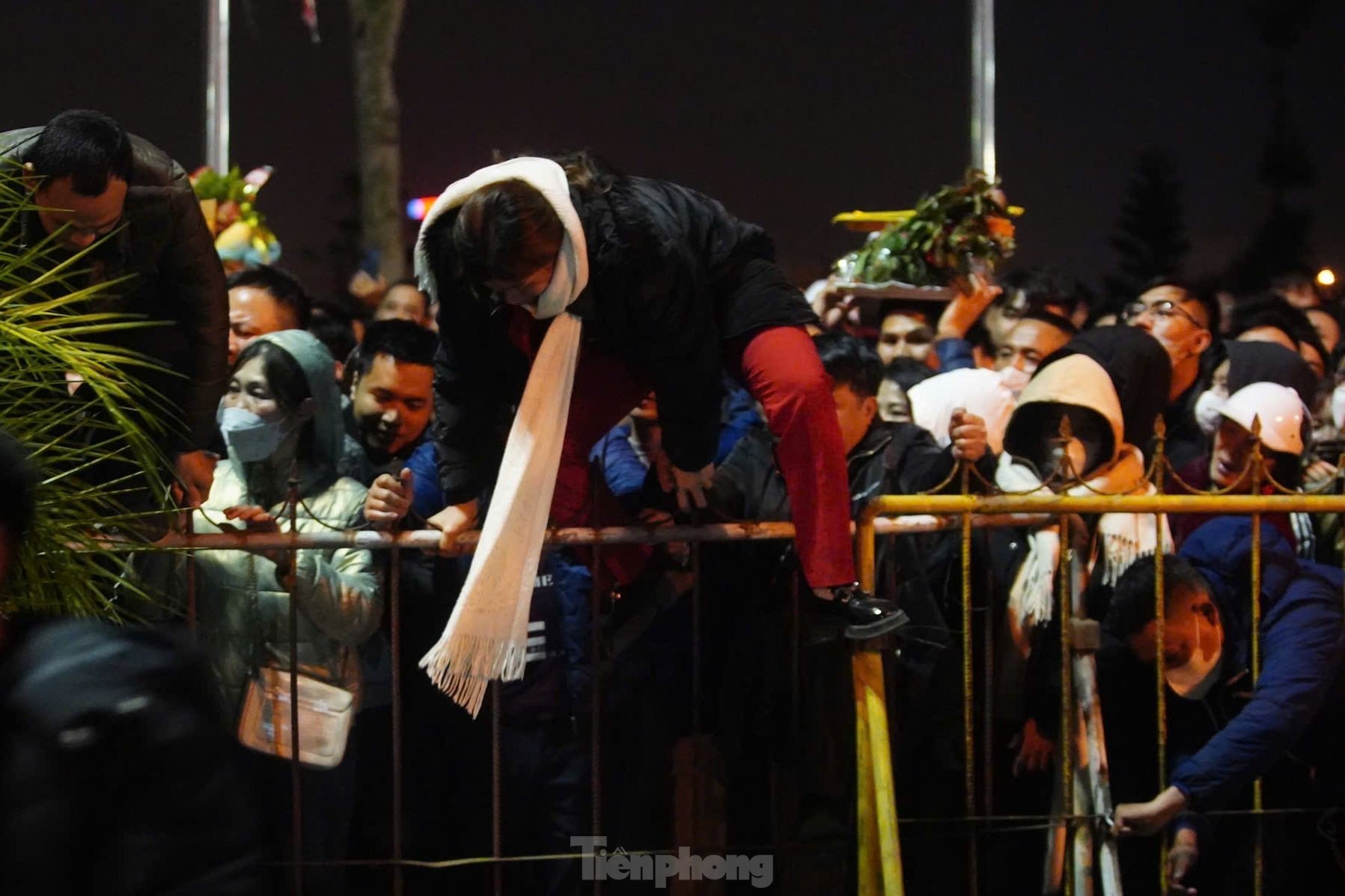 Scene of people climbing over fences, pushing and rushing into Tran Temple after the opening ceremony, photo 13