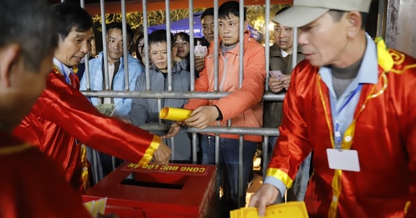 De nombreuses personnes font la queue pour obtenir le sceau du temple Tran, mais ne connaissent pas la signification des 4 mots figurant sur le sceau.