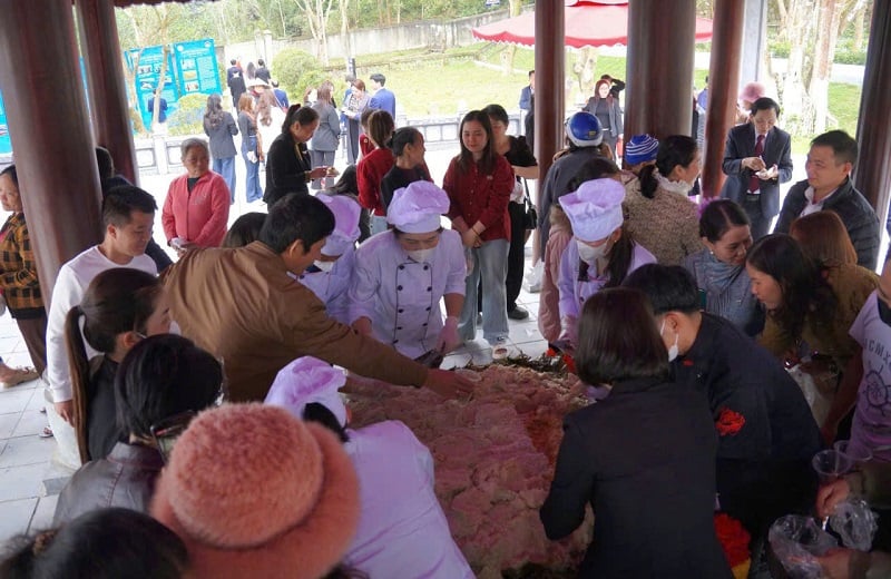 A côté du banh chung de 300 kg règne l'atmosphère de solidarité, de joie et d'excitation de tous au début du nouveau printemps d'At Ty.