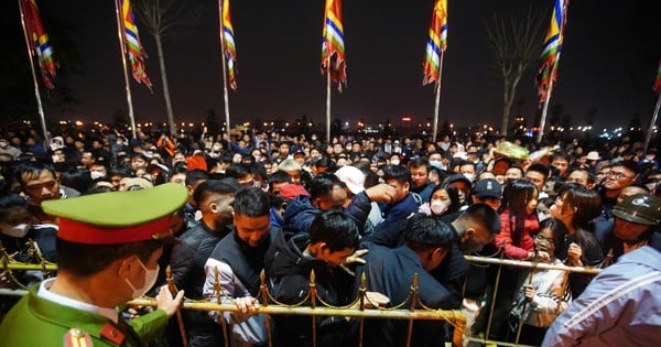 Scène de personnes escaladant des clôtures, se bousculant et se précipitant dans le temple Tran après la cérémonie d'ouverture des sceaux