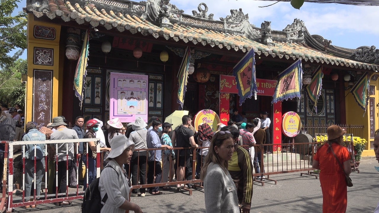 People line up to offer incense at Ong Pagoda