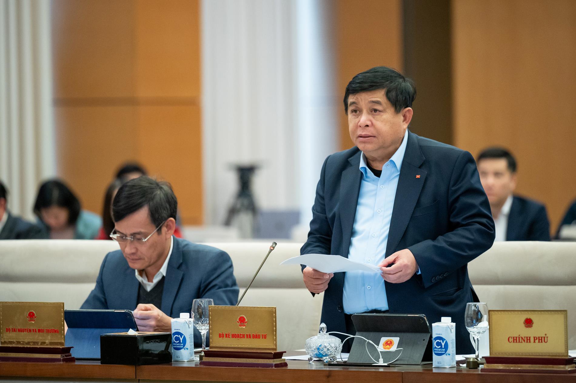 Minister Nguyen Chi Dung presented the Government's Proposal on the Supplementary Project on Economic Development.