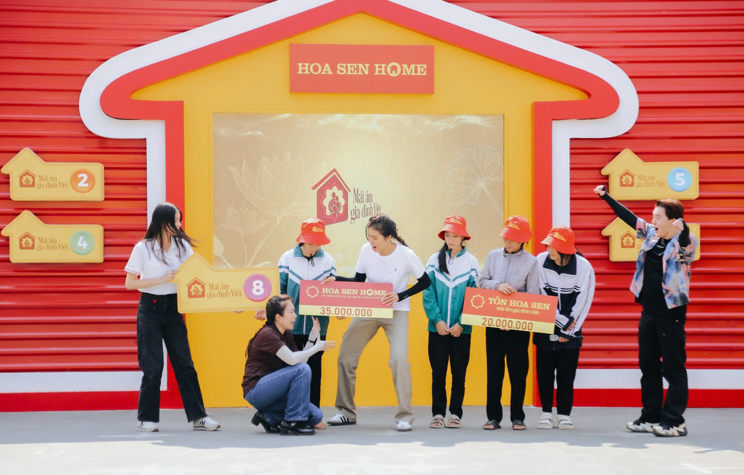 Voller Freude überreichten die Kinder dem Vietnamese Family Shelter wertvolle Bonusplaketten.