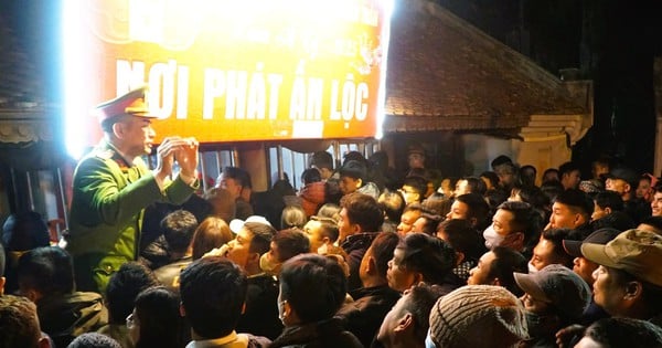 Many people jostled and climbed over the fence to ask for blessings and good luck after the Tran Temple Opening Ceremony.