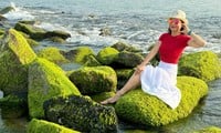 Green mossy rock beach in Phu Yen attracts visitors after Tien Phong Marathon