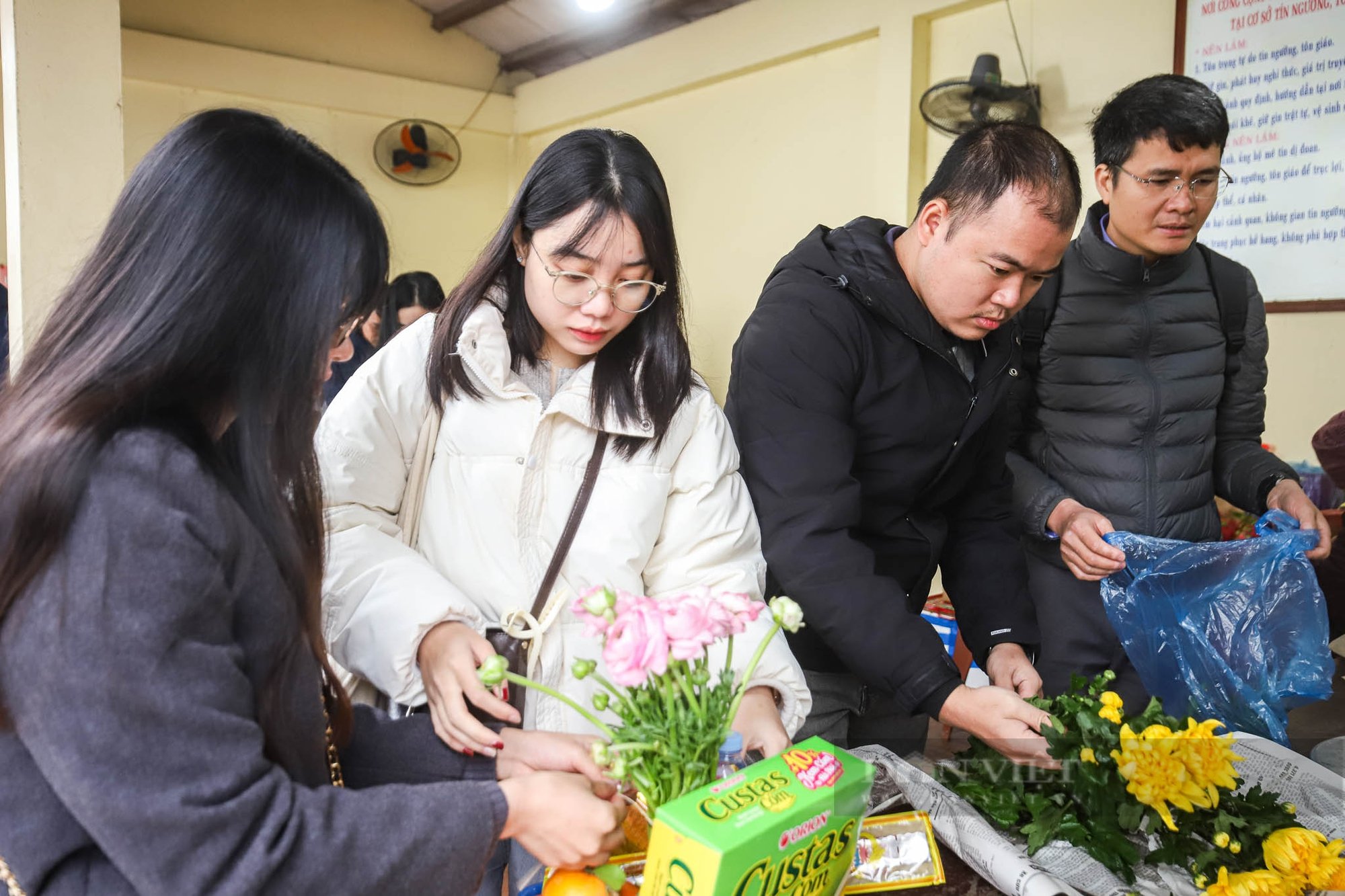 Tranh thủ giờ nghỉ trưa, dân công sở đổ về Phủ Tây Hồ, chùa Trấn Quốc dâng lễ rằm tháng Giêng- Ảnh 5.