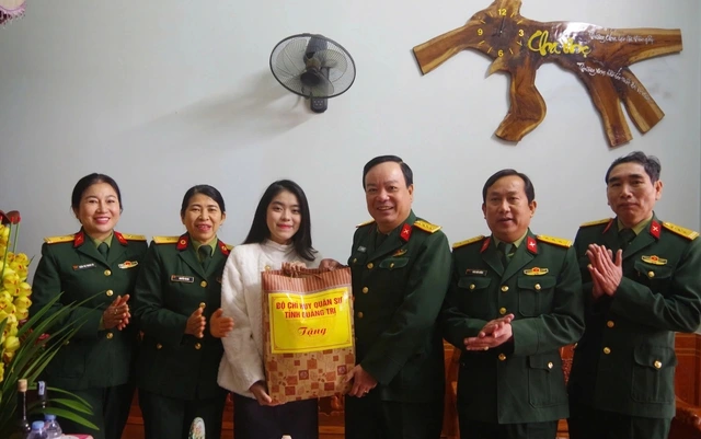 Una mujer universitaria pospone temporalmente sus estudios y se une al ejército para continuar con la tradición familiar