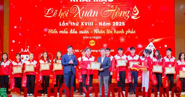 Đông đảo bạn trẻ hào hứng với Lễ hội Xuân hồng