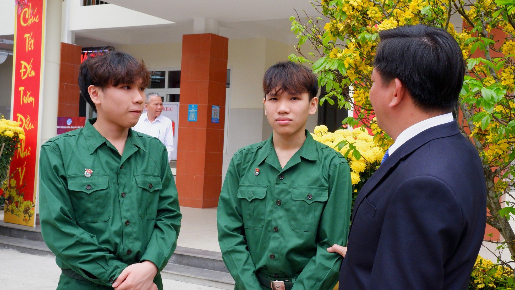 Un día antes del alistamiento de los gemelos de 18 años en Da Nang foto 4