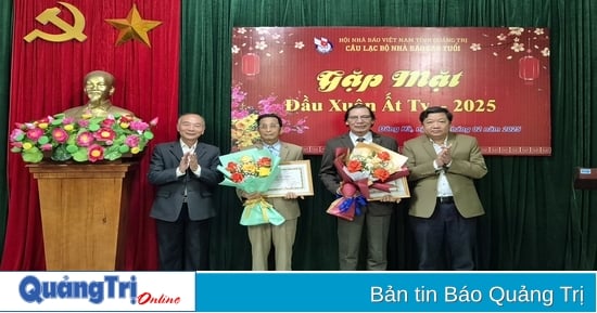 El Club de Periodistas Senior de la Provincia de Quang Tri se reúne a principios del año de la Serpiente