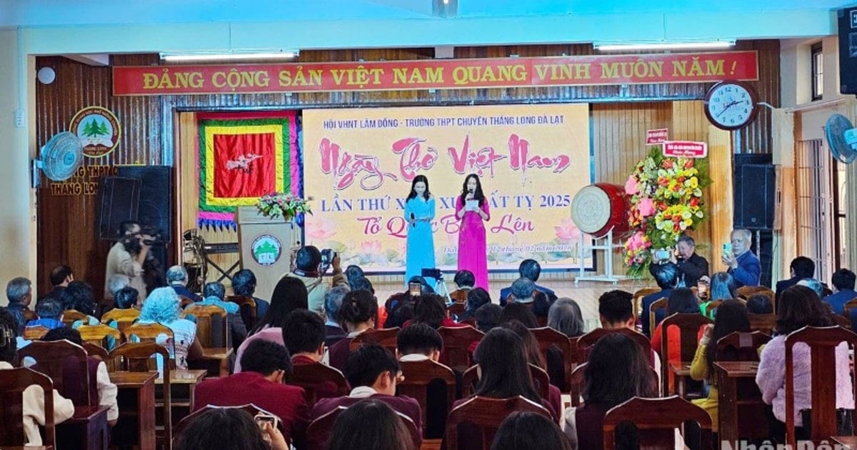 Emotions of Vietnam Poetry Day "The Fatherland flies up" in the creative arts