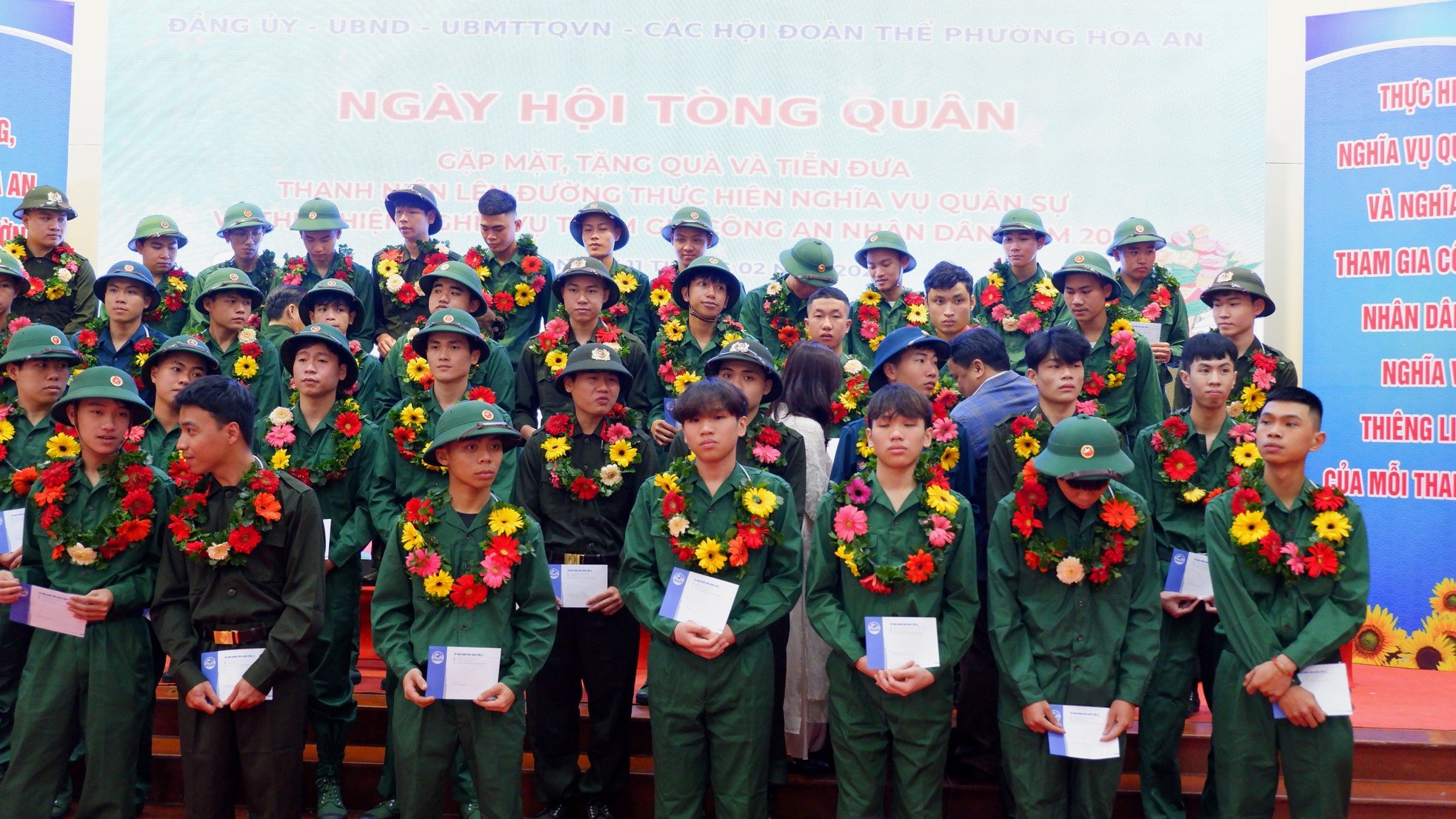 Un día antes del alistamiento de las gemelas de 18 años en Da Nang foto 3