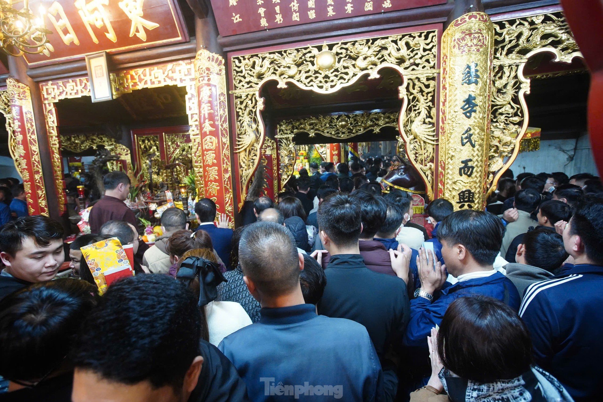 Scene of people climbing over fences, pushing and rushing into Tran Temple after the opening ceremony photo 7