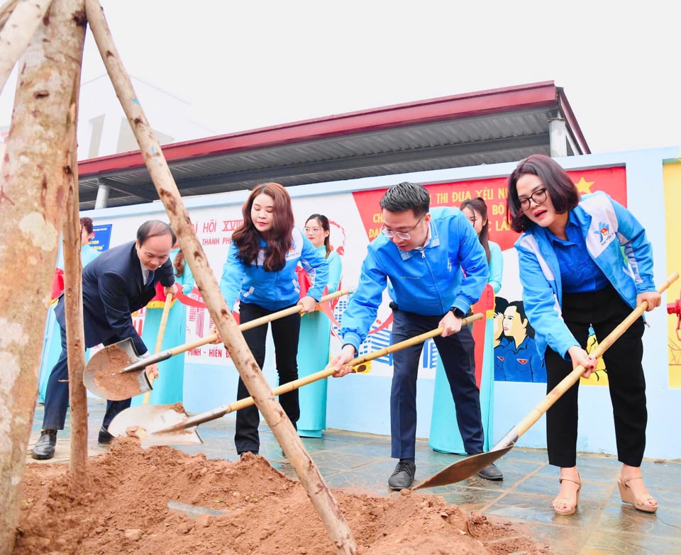 Delegates participate in planting trees in Spring At Ty 2025