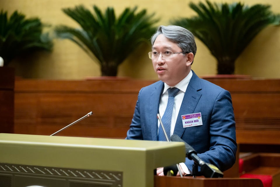 Justizminister Nguyen Hai Ninh präsentiert einen Bericht – Foto: Quochoi.vn