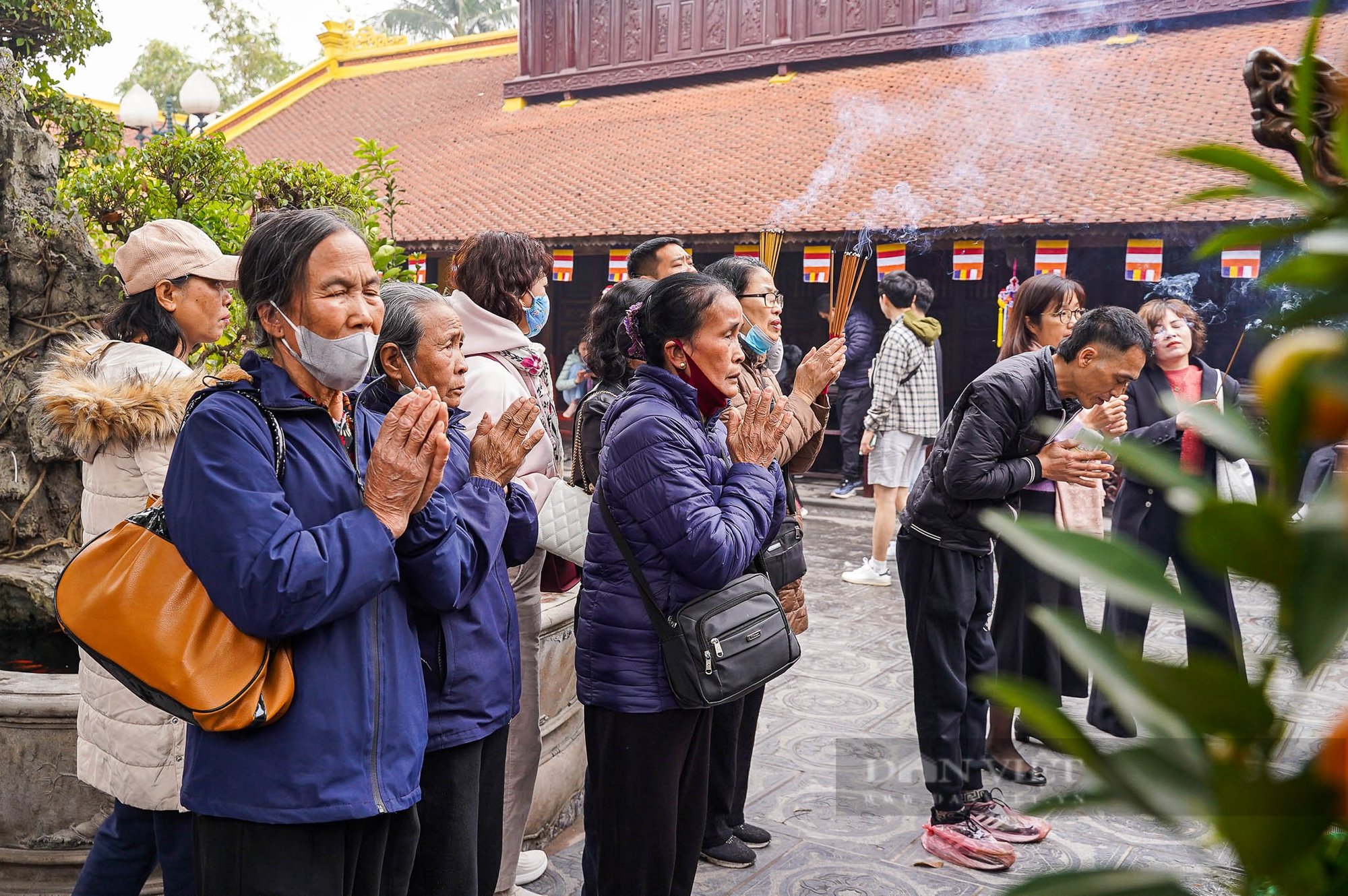 Tranh thủ giờ nghỉ trưa, dân công sở đổ về Phủ Tây Hồ, chùa Trấn Quốc dâng lễ rằm tháng Giêng- Ảnh 18.