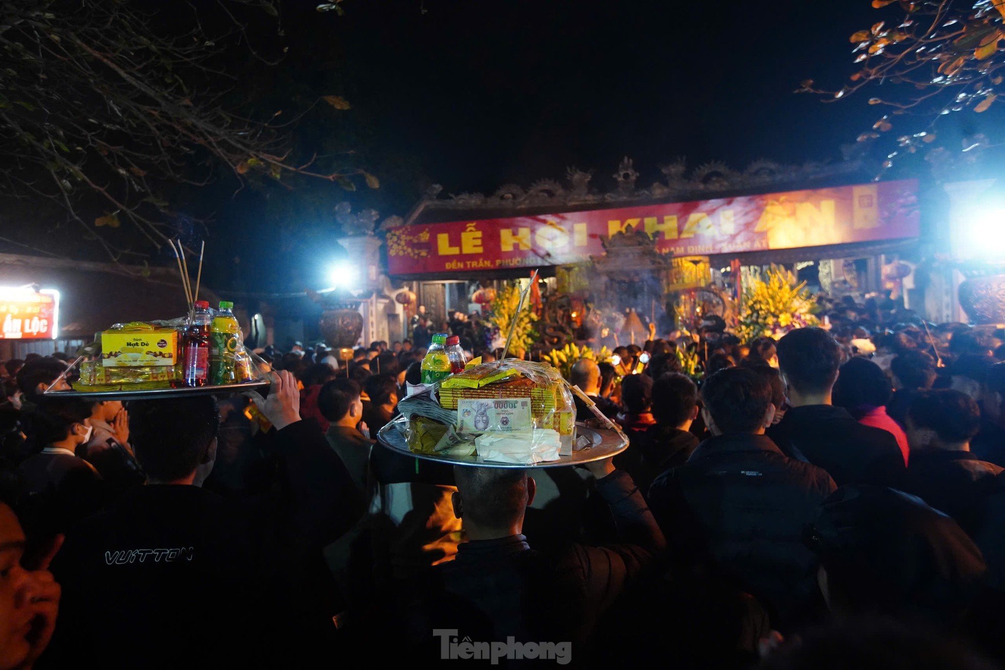 Scene of people climbing over fences, pushing and rushing into Tran Temple after the opening ceremony photo 5