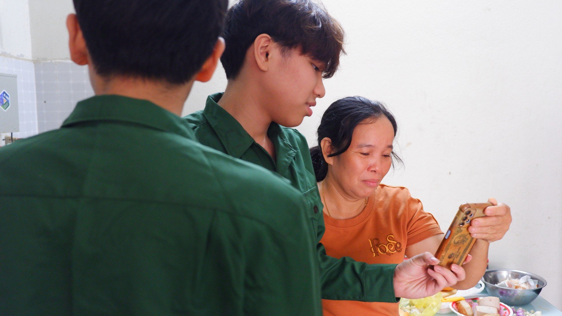 Un día antes del alistamiento de las gemelas de 18 años en Da Nang foto 6