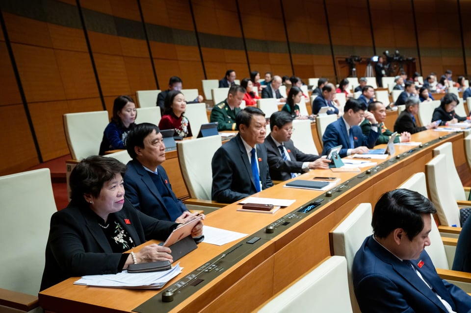 Delegados que asistieron a la sesión de trabajo en la mañana del 12 de febrero - Foto: Quochoi.vn