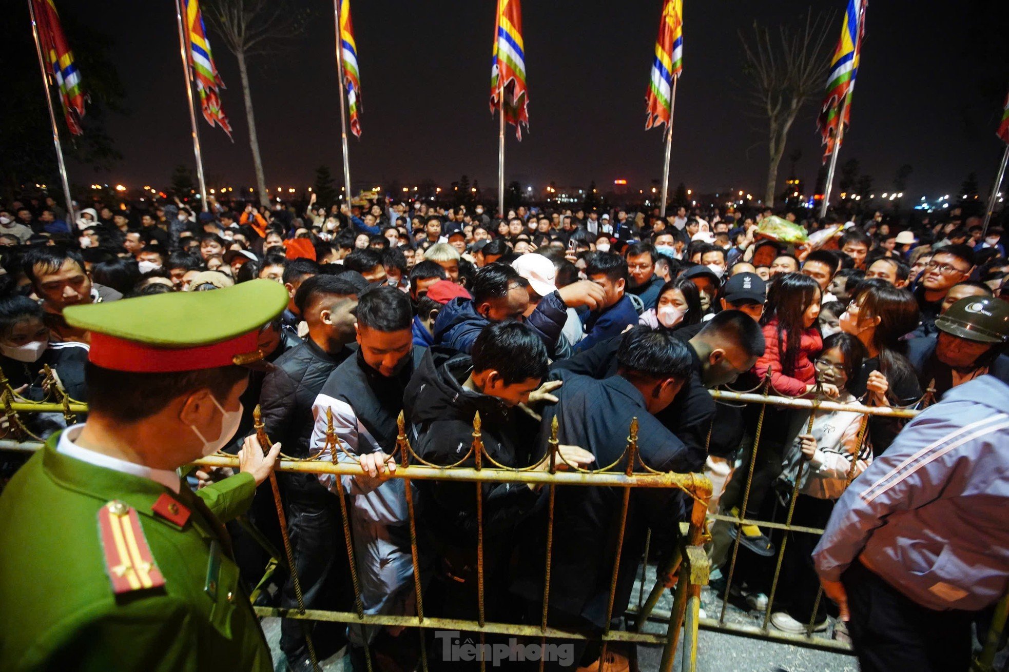 Scene of people climbing over fences, pushing and rushing into Tran Temple after the opening ceremony photo 11