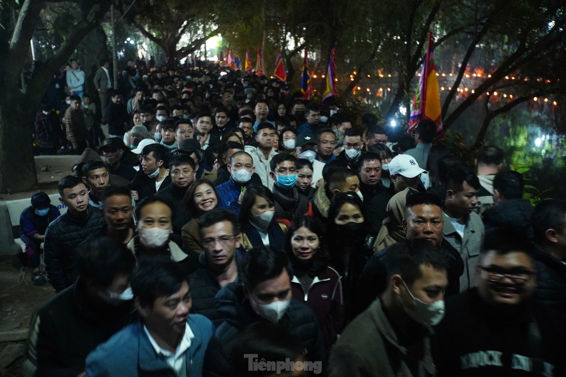 Scene of people climbing over fences, pushing and rushing into Tran Temple after the opening ceremony photo 9