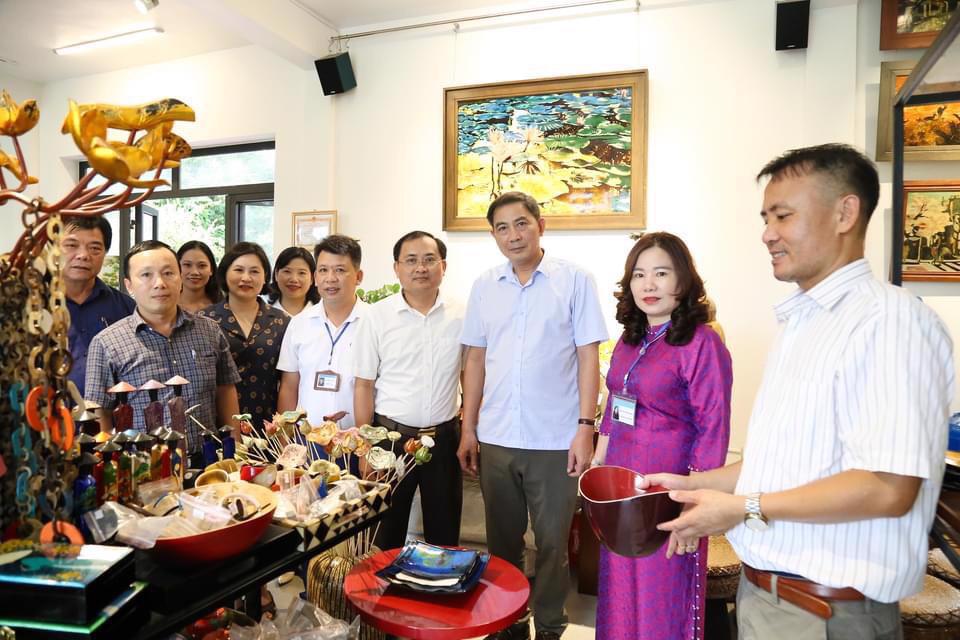 Leaders of Thuong Tin District People's Committee inspected production and business activities in Duyen Thai commune craft village.