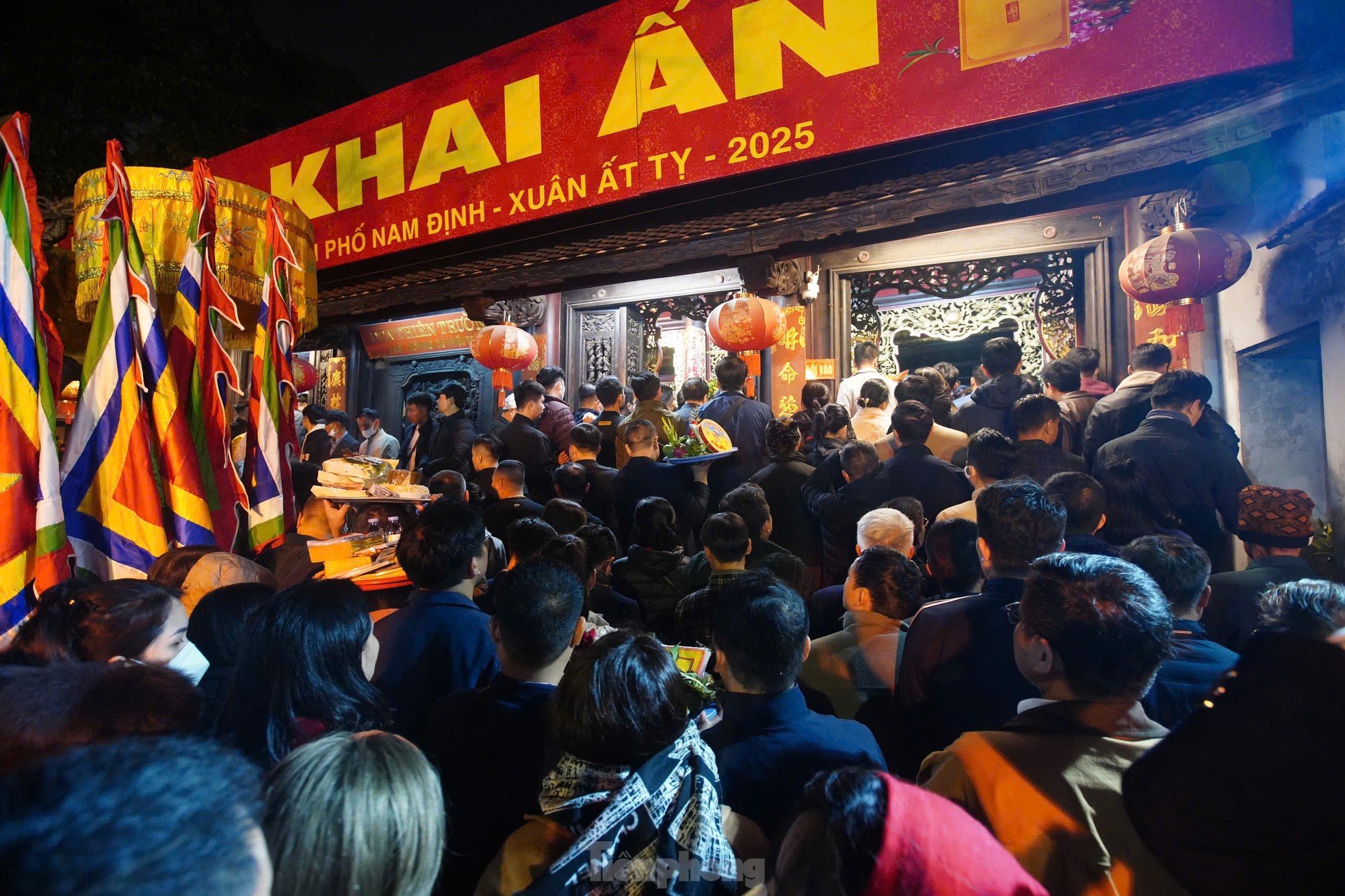 Scene of people climbing over fences, pushing and rushing into Tran Temple after the opening ceremony photo 2