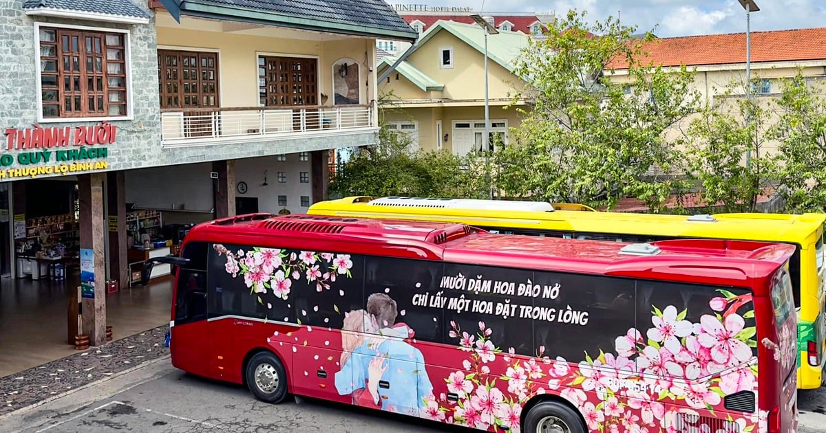 Der Thanh Buoi-Bus holt einzelne Passagiere auf der Strecke HCMC - Da Lat ab