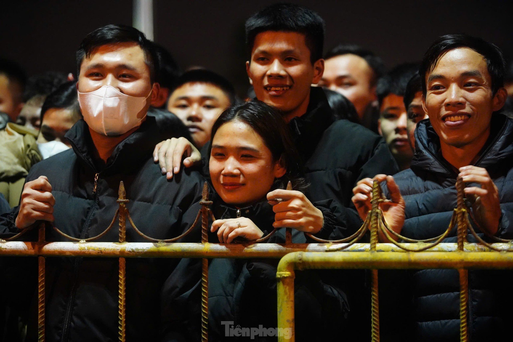 Scene of people climbing over fences, pushing and rushing into Tran Temple after the opening ceremony photo 17