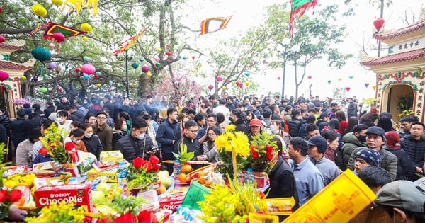 Büroangestellte nutzen ihre Mittagspause und strömen am Vollmondtag im Januar zum Tay Ho-Palast und zur Tran Quoc-Pagode, um dort zu beten.