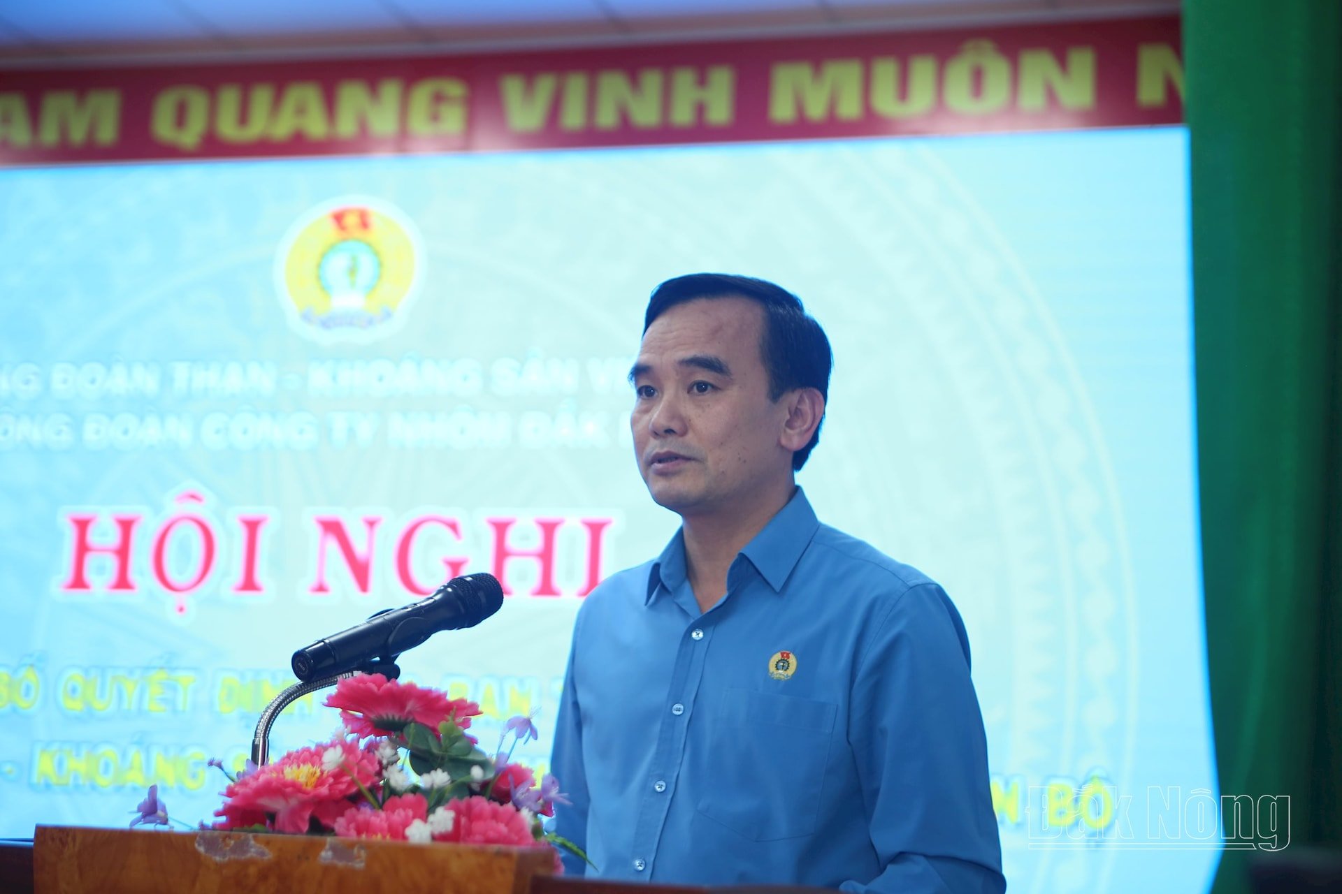 Mr. Le Thanh Xuan, Chairman of the Vietnam National Coal - Mineral Industries Group Trade Union, emphasized the promotion of emulation movements at Dak Nong Aluminum Company.