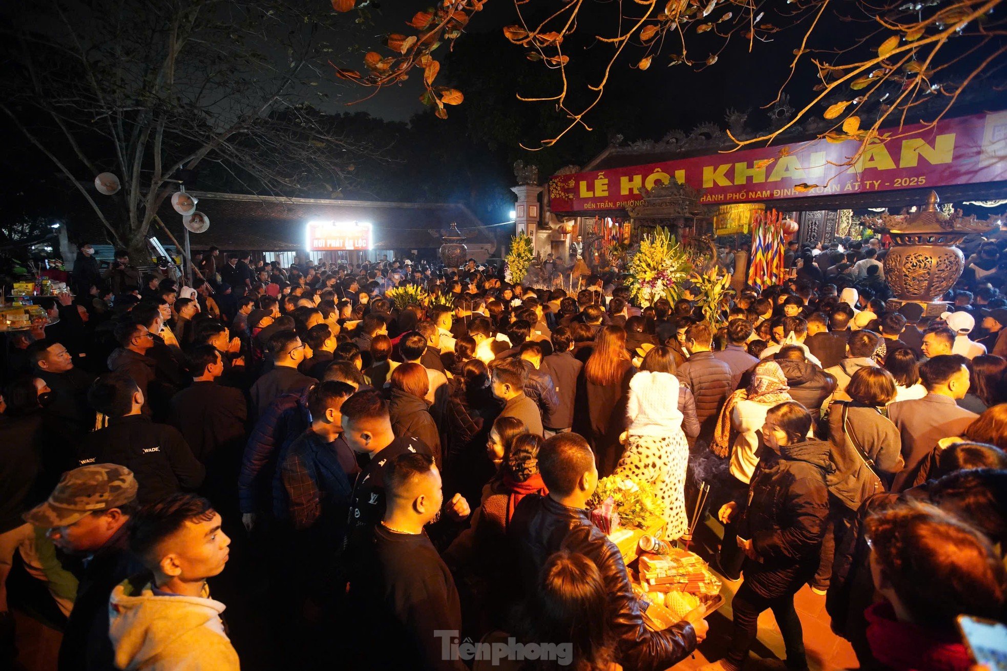 Scene of people climbing over fences, pushing and rushing into Tran Temple after the opening ceremony photo 3