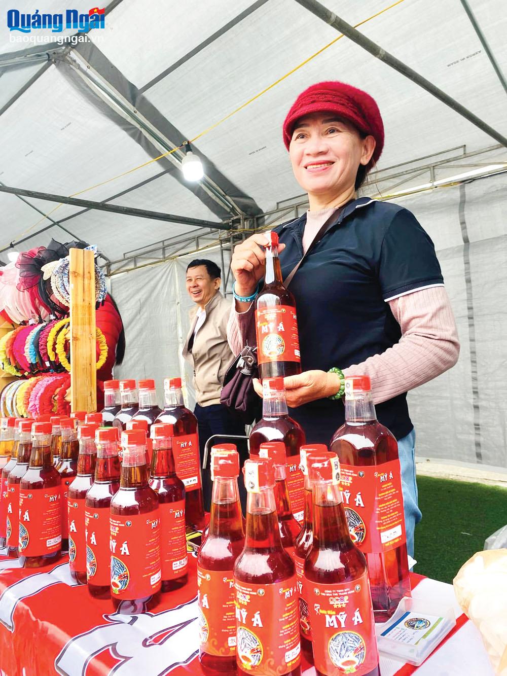 La Sra. Le Thi Thuy Trang, del barrio de Pho Quang, presenta los productos de salsa de pescado My A. 